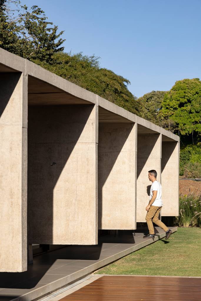 concreto-aparente-marca-estrutura-de-casa-planta-formato-l-bloco-arquitetos-18 Concreto aparente marca estrutura de casa térrea com planta em formato L. Projeto de BLOCO Arquitetos.