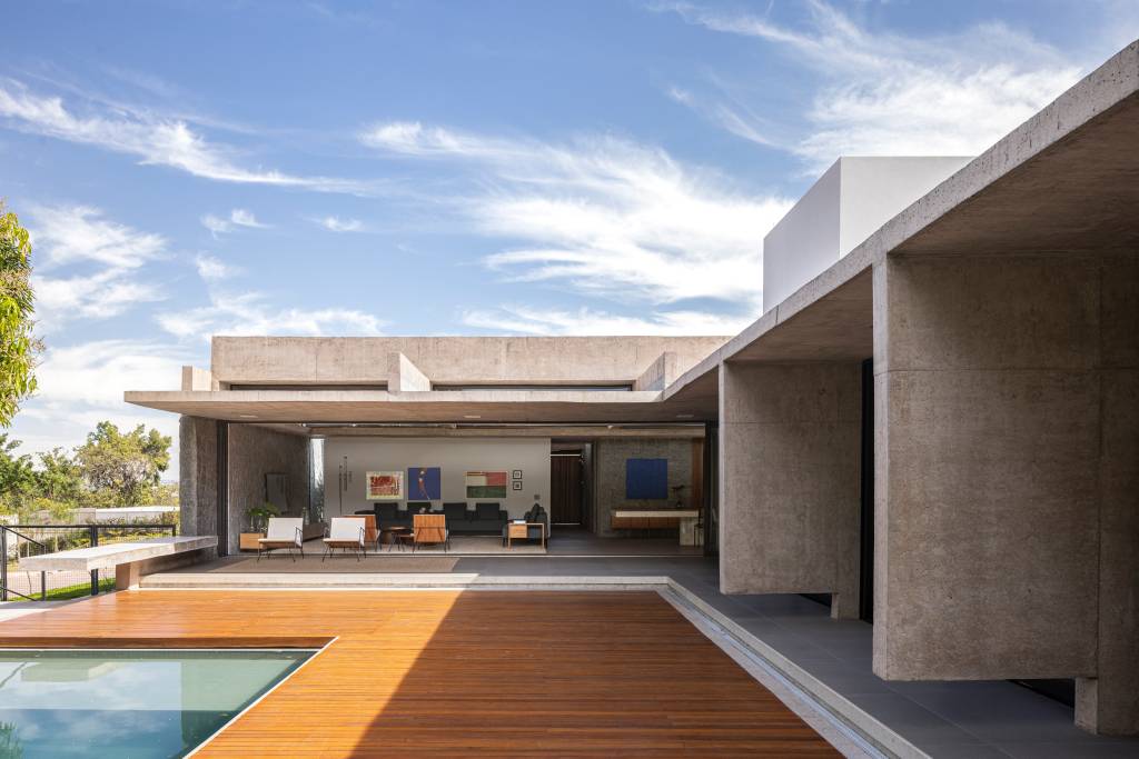 concreto-aparente-marca-estrutura-de-casa-planta-formato-l-bloco-arquitetos-26-piscina Concreto aparente marca estrutura de casa térrea com planta em formato L. Projeto de BLOCO Arquitetos.