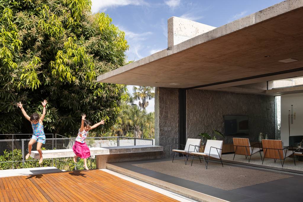 concreto-aparente-marca-estrutura-de-casa-planta-formato-l-bloco-arquitetos-27 Concreto aparente marca estrutura de casa térrea com planta em formato L. Projeto de BLOCO Arquitetos.