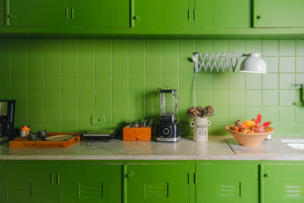 decoracoes-assustadoras-projetos-cores-inspiradas-halloween-04 Decorações assustadoras! Veja projetos com cores inspiradas no Halloween. Na foto, cozinha verde.