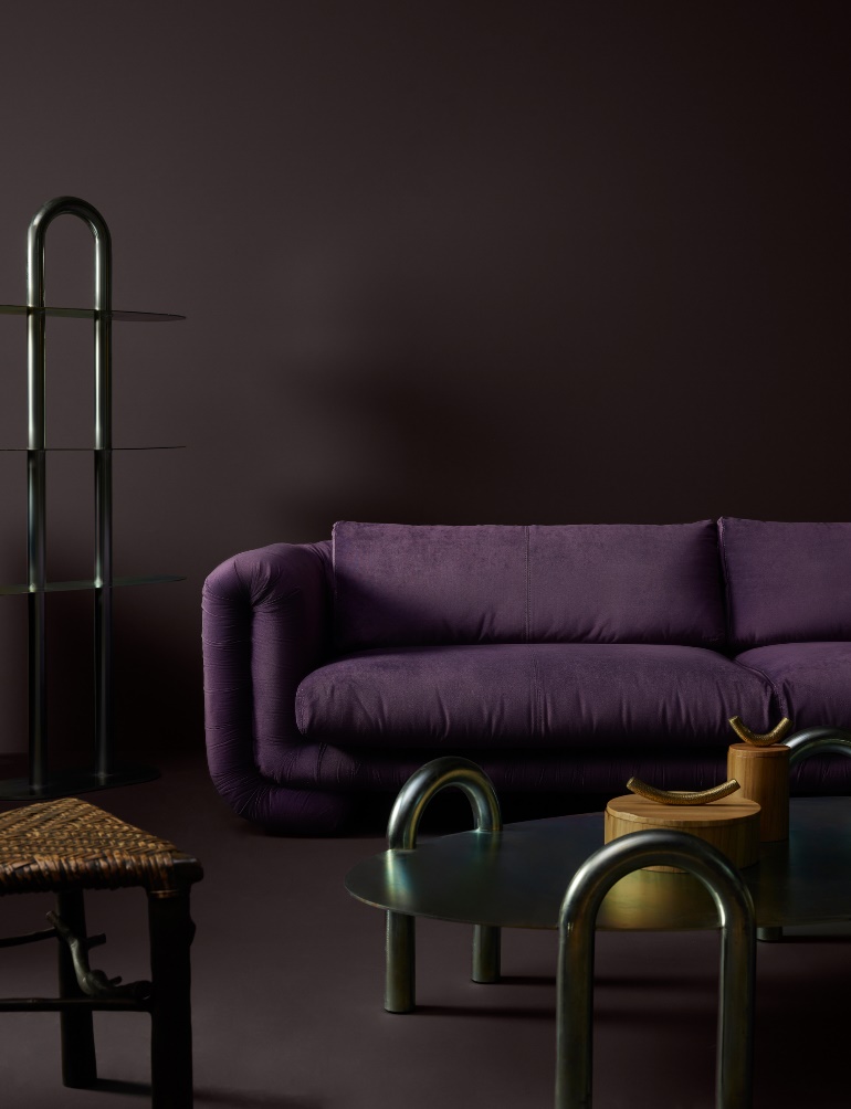 decoracoes-assustadoras-projetos-cores-inspiradas-halloween-05 Decorações assustadoras! Veja projetos com cores inspiradas no Halloween. Na foto, sala de estar, sofá roxo, parede roxa.
