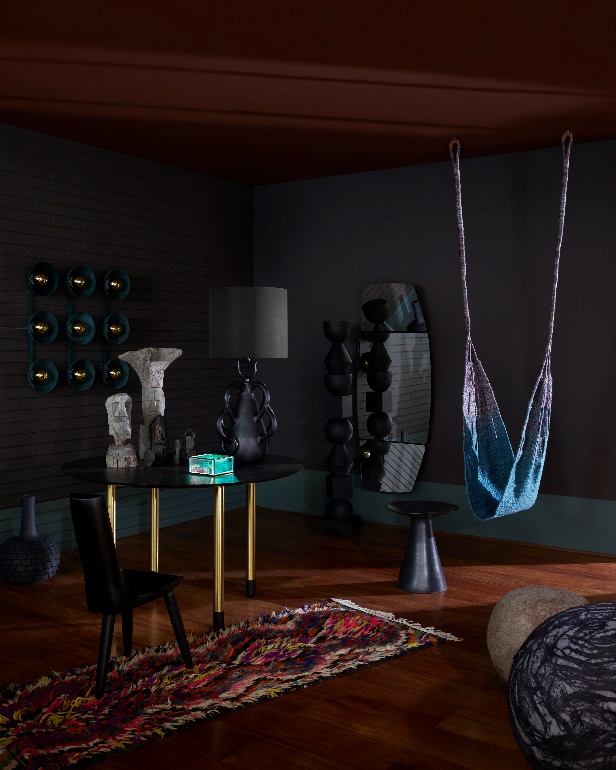 decoracoes-assustadoras-projetos-cores-inspiradas-halloween-08 Decorações assustadoras! Veja projetos com cores inspiradas no Halloween. Na foto, sala de estar preta.