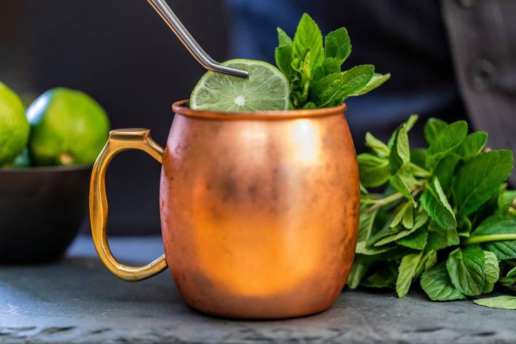 Dia da Vodka: veja como fazer Moscow Mule Caipiroska de Caju com Limão