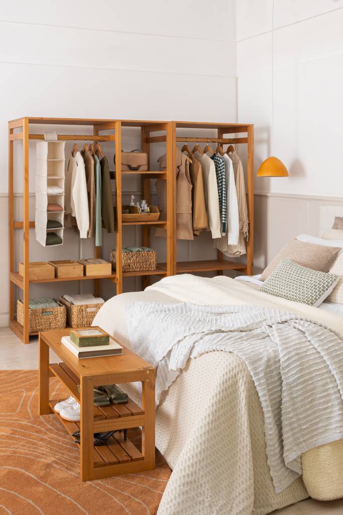 dicas-exclusivas-para-decorar-apartamentos-pequeno-tok-stok-17-quarto-closet-aberto 5 dicas exclusivas para decorar apartamentos pequenos. Na foto, quarto, sapateira, closet aberto.