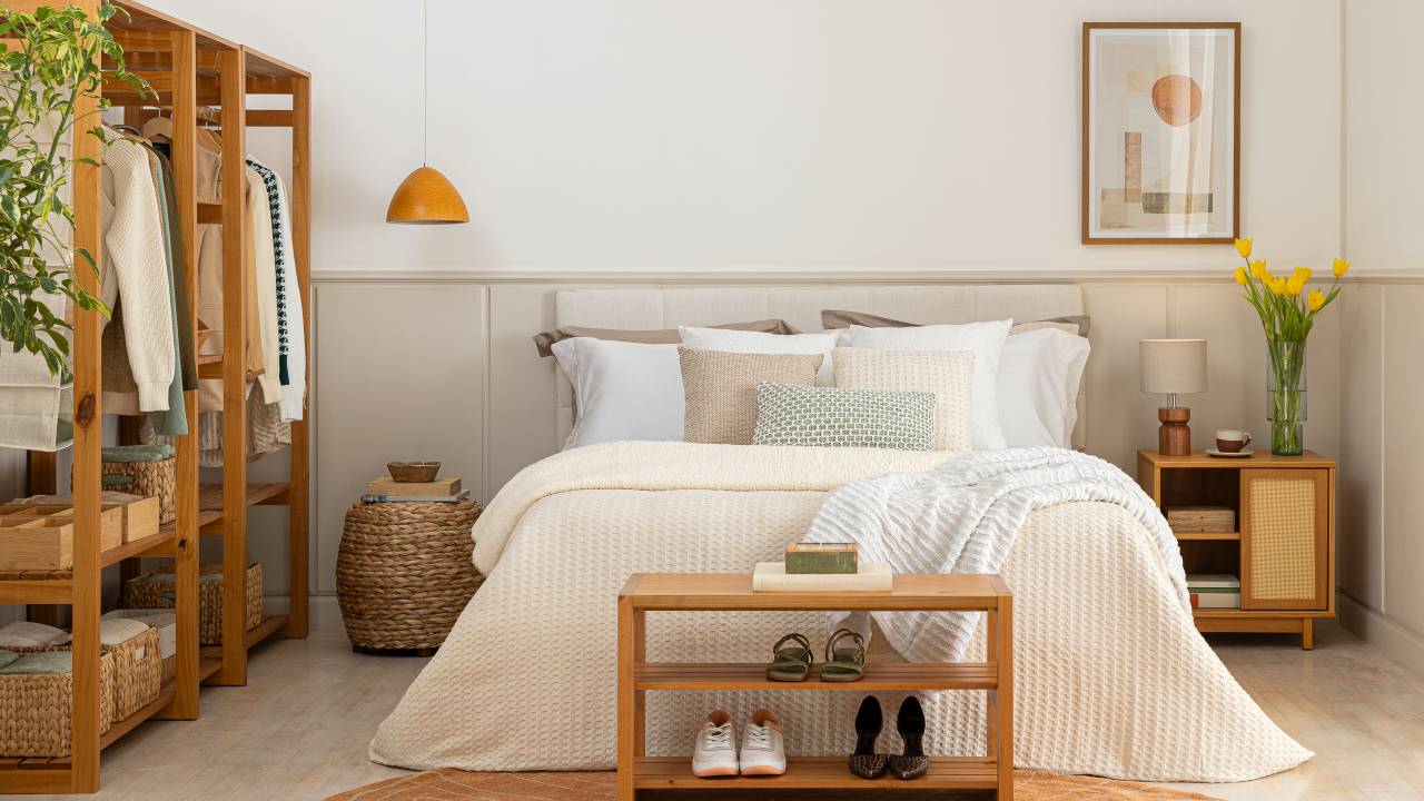 5 dicas exclusivas para decorar apartamentos pequenos. Na foto, quarto, sapateira, closet aberto.