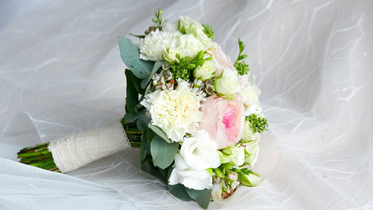 Flores brancas: como criar um buquê de noiva elegante e com significado?