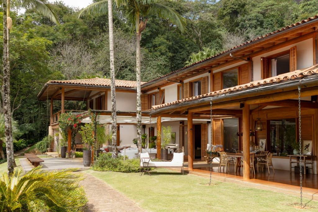 Lavabo de casa de campo tem bancada esculpida em pedra com 1 tonelada