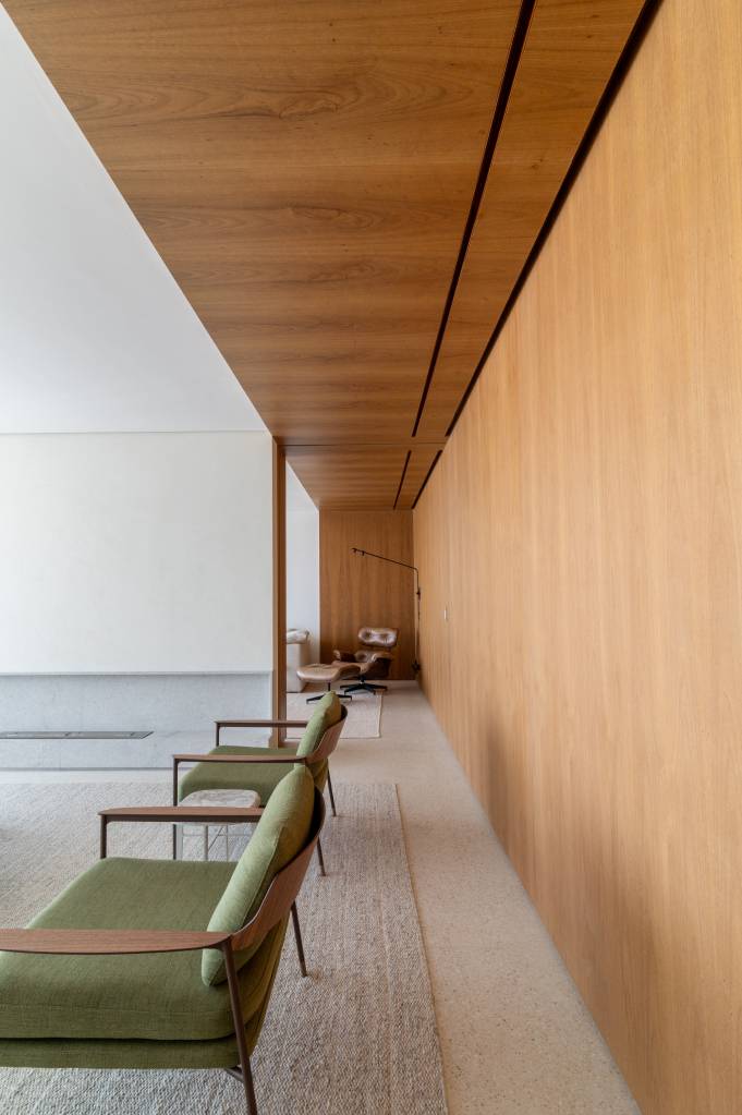 linhas-retas-madeira-marcam-apartamento-minimalista-w-arquitetura-studio-theodora-home-02-corredor Linhas retas e madeira marcam apartamento minimalista. Projeto de W Arquitetura e Studio Theodora Home. Na foto, sala, painel de madeira.