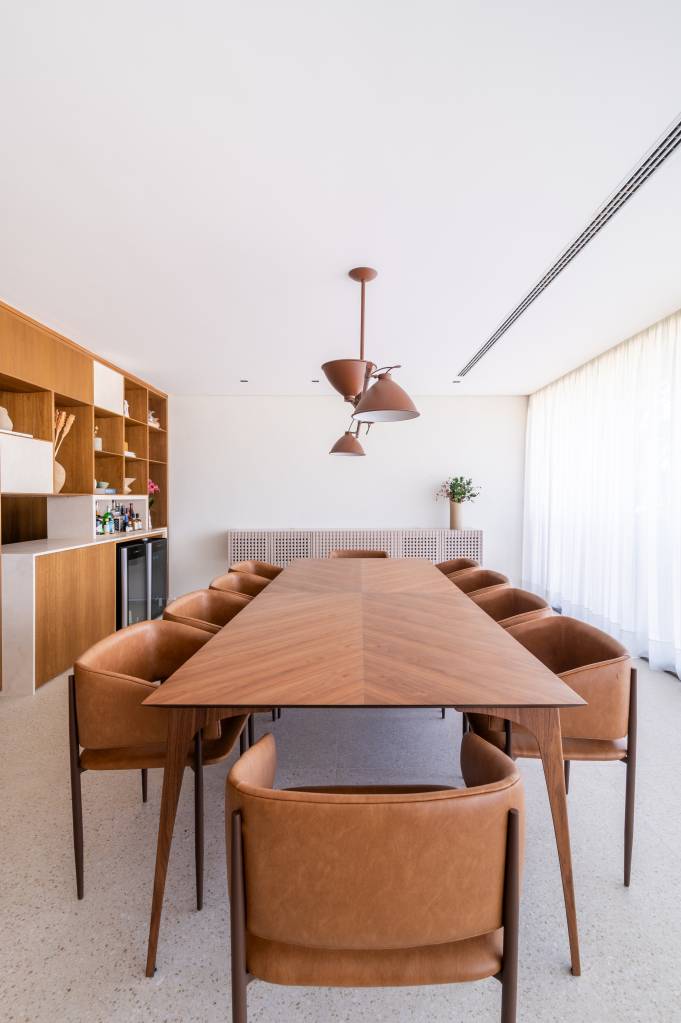 linhas-retas-madeira-marcam-apartamento-minimalista-w-arquitetura-studio-theodora-home-10-jantar Linhas retas e madeira marcam apartamento minimalista. Projeto de W Arquitetura e Studio Theodora Home. Na foto, mesa de jantar.