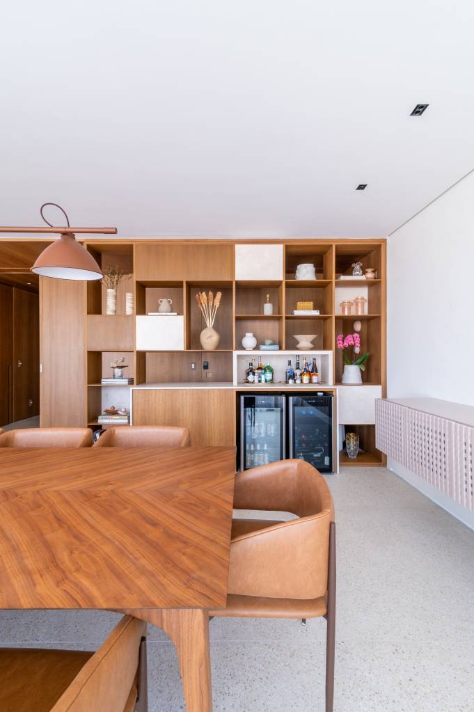 linhas-retas-madeira-marcam-apartamento-minimalista-w-arquitetura-studio-theodora-home-12 Linhas retas e madeira marcam apartamento minimalista. Projeto de W Arquitetura e Studio Theodora Home. Na foto, mesa de jantar, estante de nichos.