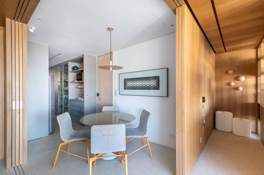 linhas-retas-madeira-marcam-apartamento-minimalista-w-arquitetura-studio-theodora-home-18-porta-correr-copa-cozinha Linhas retas e madeira marcam apartamento minimalista. Projeto de W Arquitetura e Studio Theodora Home. Na foto, copa de cozinha, portas de correr.