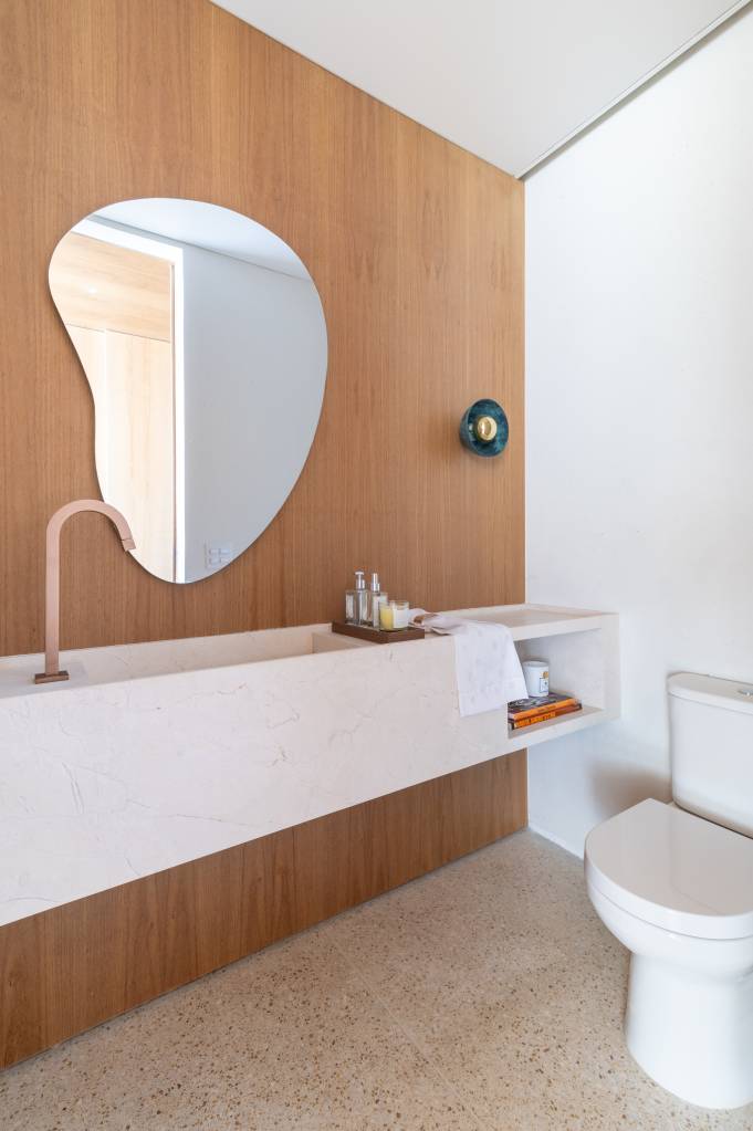 linhas-retas-madeira-marcam-apartamento-minimalista-w-arquitetura-studio-theodora-home-23-banheiro-lavabo Linhas retas e madeira marcam apartamento minimalista. Projeto de W Arquitetura e Studio Theodora Home. Na foto, banheiro, lavabo, cuba esculpida.
