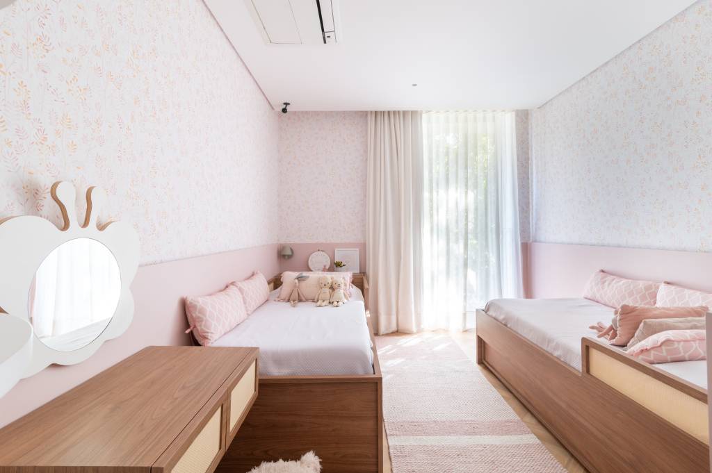 linhas-retas-madeira-marcam-apartamento-minimalista-w-arquitetura-studio-theodora-home-24-quarto-infantil Linhas retas e madeira marcam apartamento minimalista. Projeto de W Arquitetura e Studio Theodora Home. Na foto, quarto infantil.