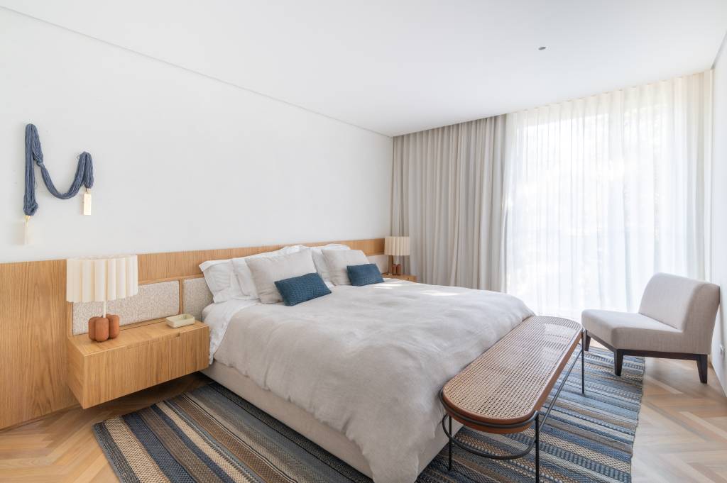 linhas-retas-madeira-marcam-apartamento-minimalista-w-arquitetura-studio-theodora-home-26-quarto Linhas retas e madeira marcam apartamento minimalista. Projeto de W Arquitetura e Studio Theodora Home. Na foto, quarto, tapete listrado.
