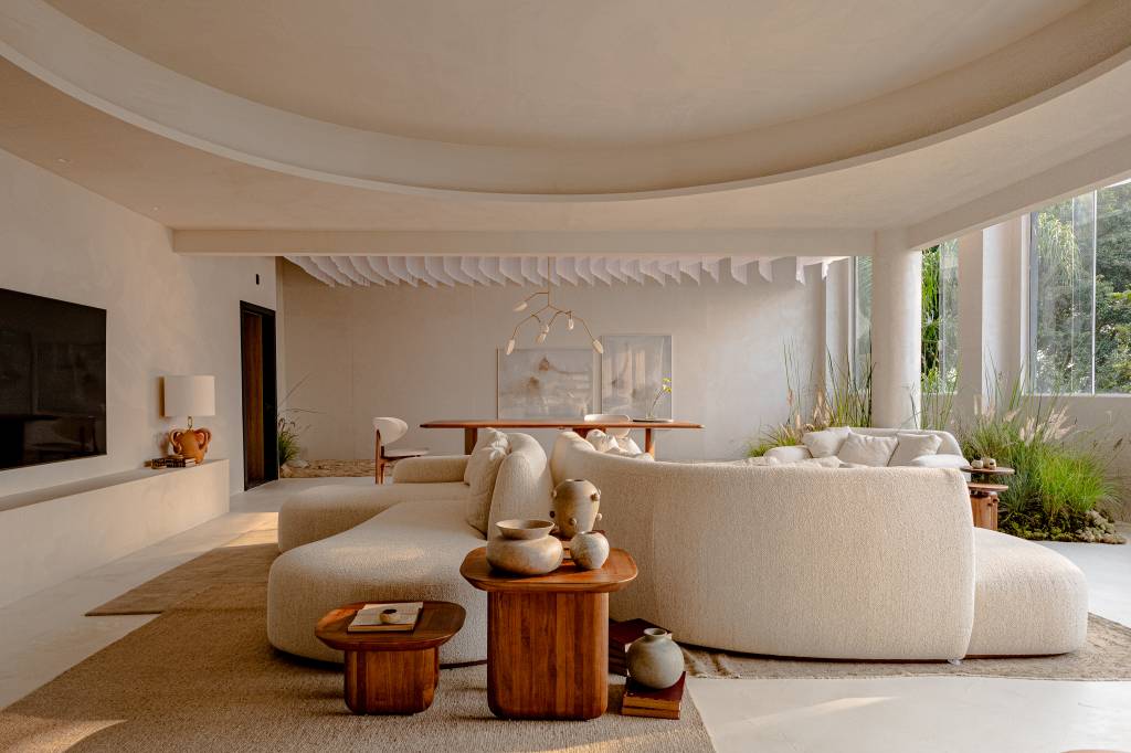 Loft minimalista de 100 m² honra memórias e as mistura com o contemporâneo. Projeto de SUM + Studio para a CASACOR Santa Catarina 2024.