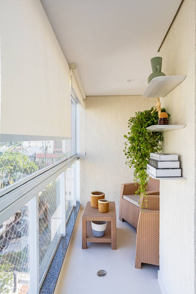 marcenaria-ape-60-m-revitalizada-adesivo-vinilico-azul-go-up-arquitetura-19-varanda-plantas Marcenaria de apê de 60 m² foi revitalizada com adesivo vinílico azul. Projeto de Go Up Arquitetura. Na foto, varanda, planta suspensa, poltronas.