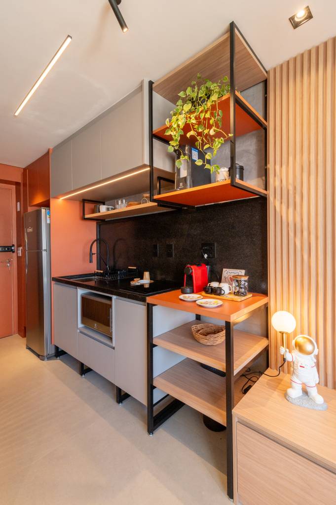 paineis-ripados-vazados-emolduram-cama-estudio-26-m-carolina-bordonco-interiores-08-cozinha Painéis ripados vazados emolduram cama em estúdio de apenas 26 m². Projeto de Carolina Bordonco Interiores. Na foto, cozinha em corredor, cantinho de café.