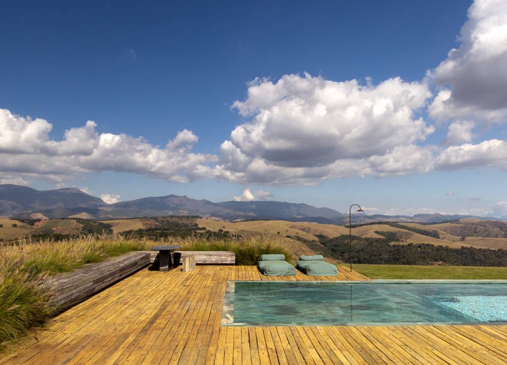 Conheça o paisagismo sustentável do rancho de Bruno Gagliasso e Giovanna Ewbank. Projeto de Landscape Paisagismo. Na foto, deck, piscina.