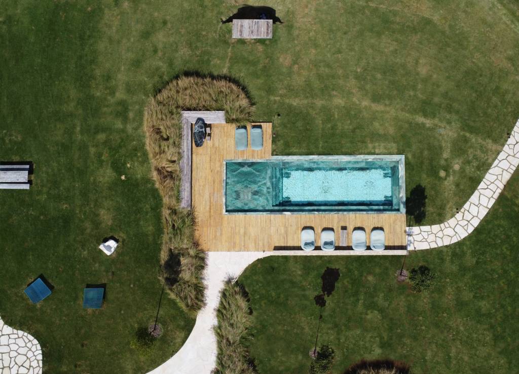 Conheça o paisagismo sustentável do rancho de Bruno Gagliasso e Giovanna Ewbank. Projeto de Landscape Paisagismo. Na foto, vista aérea da piscina.