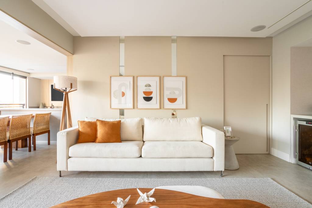 Marcenaria com portas ripadas abriga ar condicionado envelopado em varanda de apê