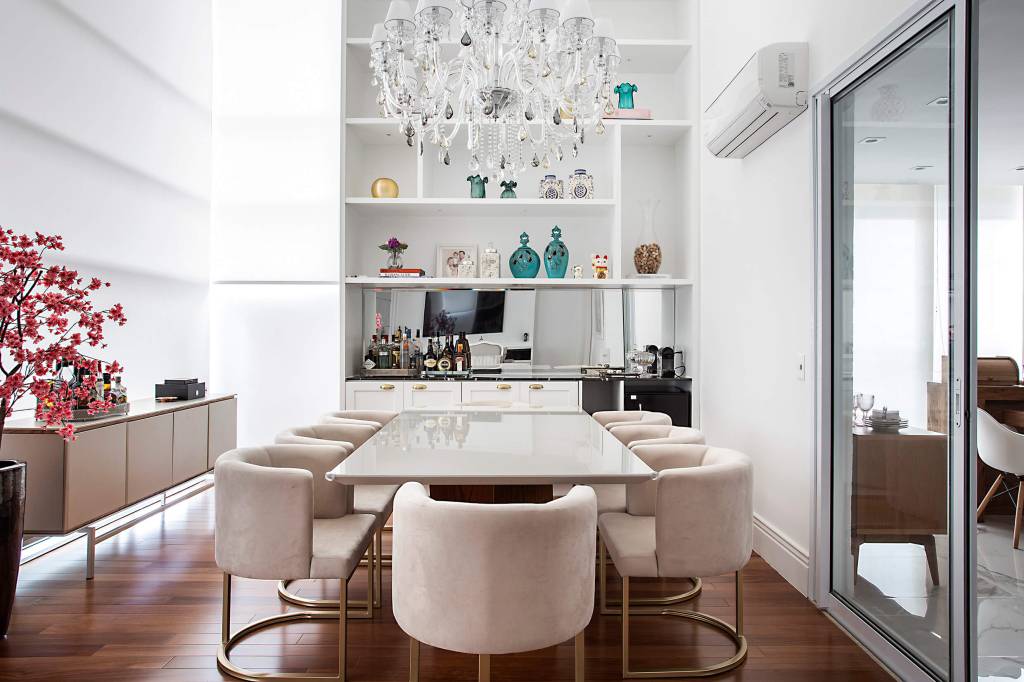 palladino-arquitetura-sala-de-jantar-contemporanea-pé-direito-duplo-2 Boiseries e papel de parede criam estilo clássico provençal em apê. Projeto de Palladino Arquitetura. Na foto, sala de jantar, lustre.