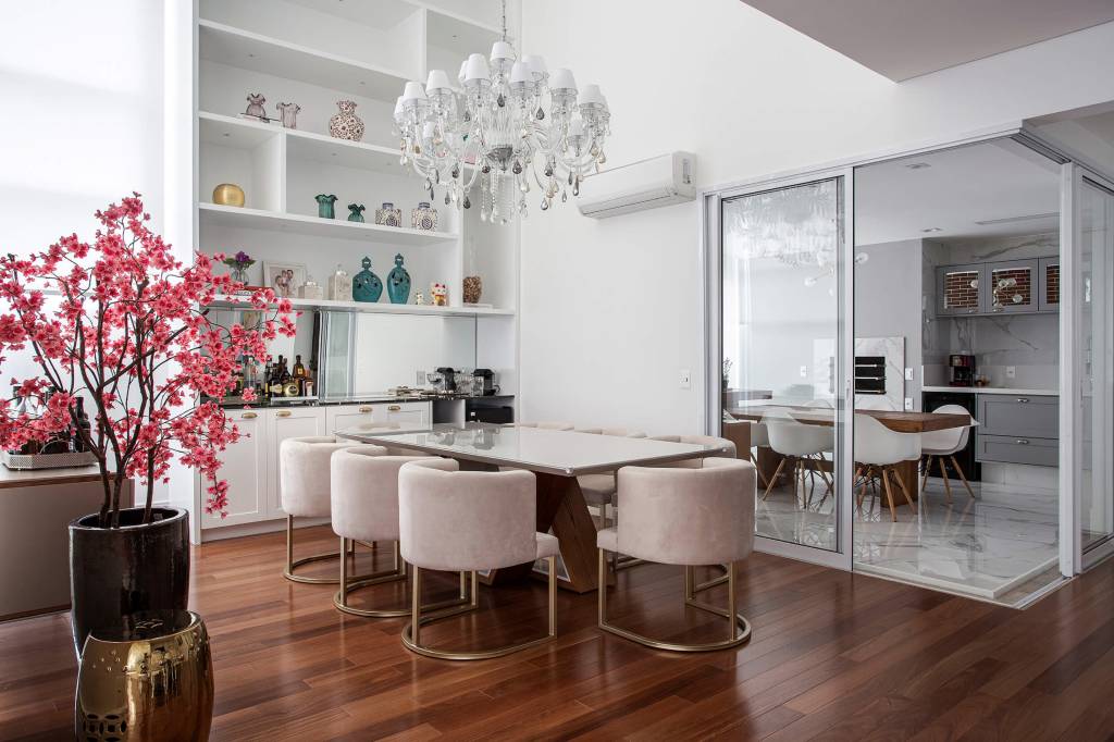 Boiseries e papel de parede criam estilo clássico provençal em apê