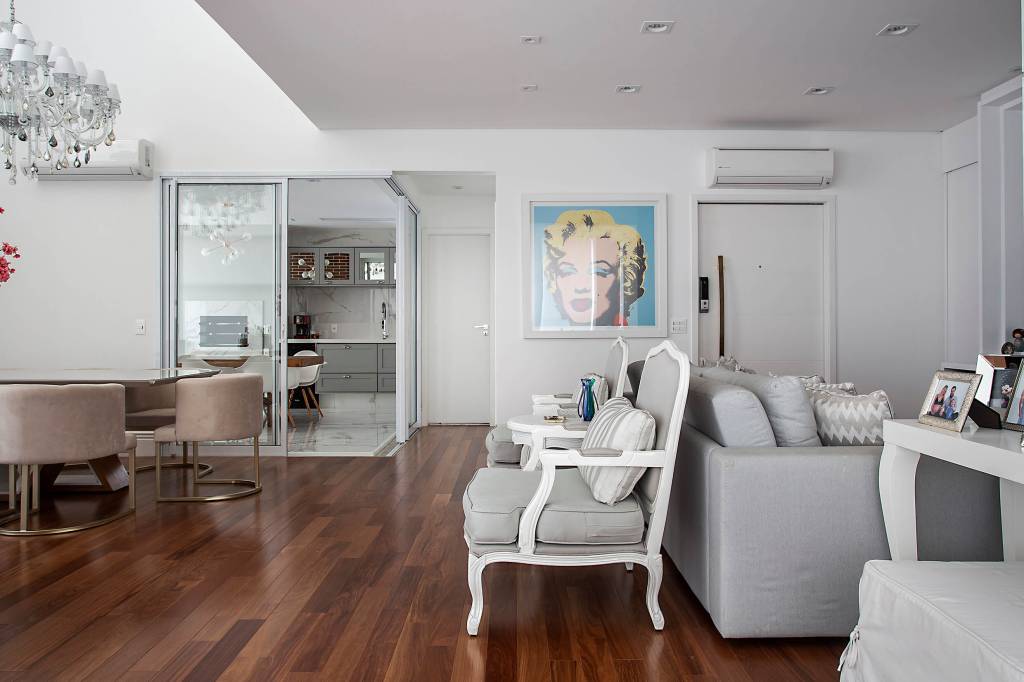 palladino-arquitetura-sala-estar-e-home-integrada-contemporanea-4 Boiseries e papel de parede criam estilo clássico provençal em apê. Projeto de Palladino Arquitetura. Na foto, sala de estar, poltrona.