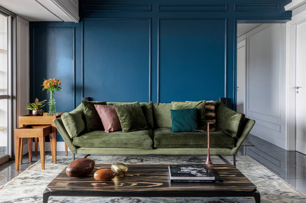 Parede azul com boiseries traz personalidade para apê que mistura estilos