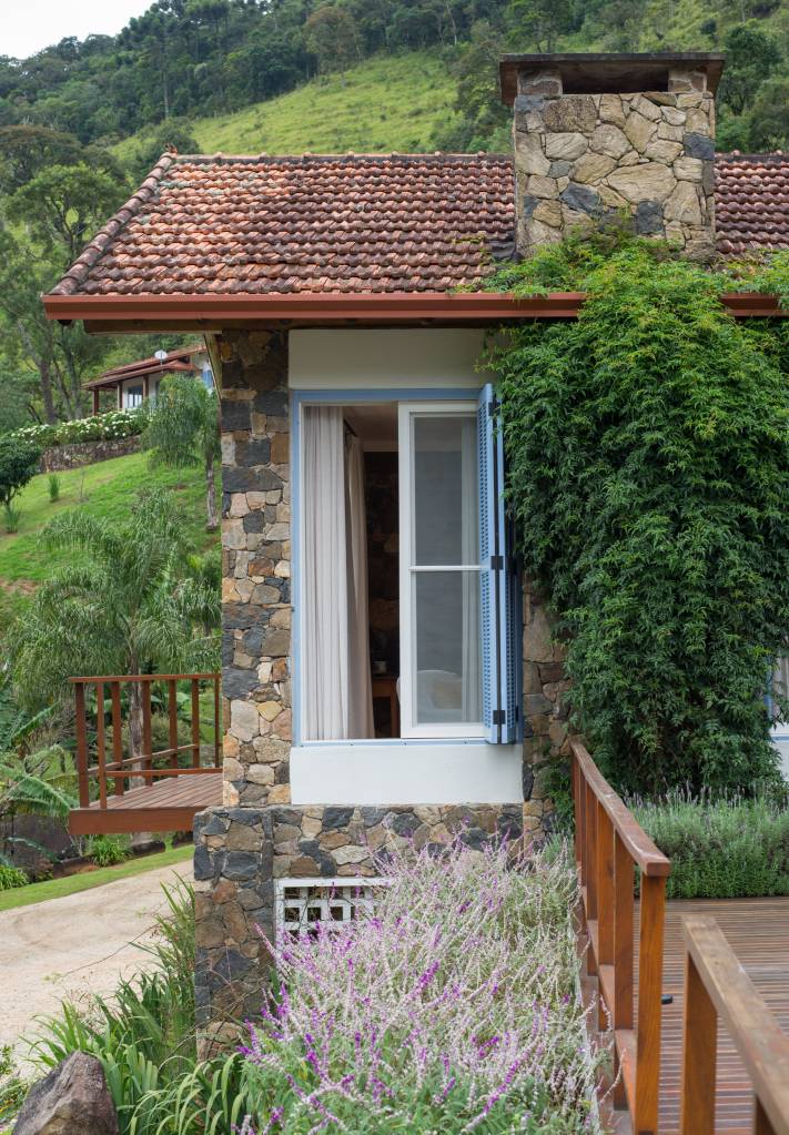 paredes-de-pedra-lareira-casa-de-campo-sustentavel-falchi-arquitetura-03-varanda-plantas Paredes de pedra e lareira dão charme à casa de campo sustentável. Projeto de Falchi Arquitetura.