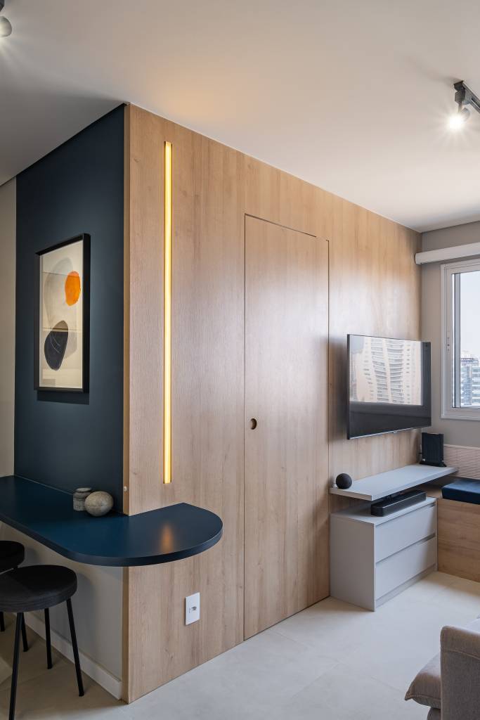 projeto-iluminacao-ressalta-azul-apartamento-34-m-duo-arquitetura-bya-ribeiro-05-painel-led Projeto de iluminação ressalta o azul neste apartamento de 34 m². Projeto Dua Arquitetura e Bya Ribeiro. Na foto, sala de estar, fita de LED.