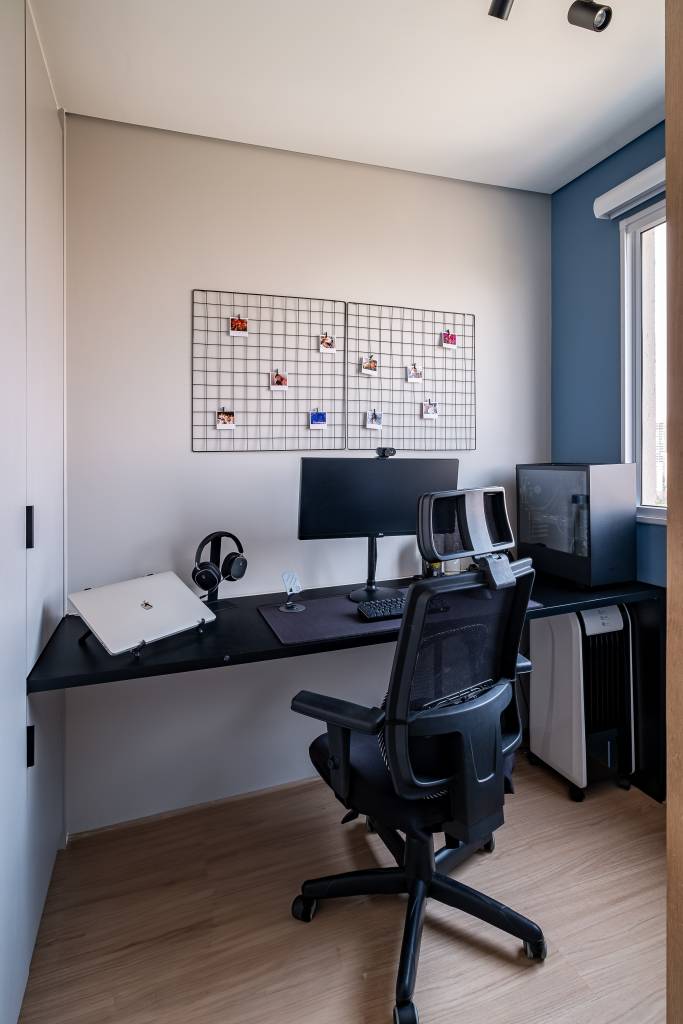 projeto-iluminacao-ressalta-azul-apartamento-34-m-duo-arquitetura-bya-ribeiro-19-home-office Projeto de iluminação ressalta o azul neste apartamento de 34 m². Projeto Dua Arquitetura e Bya Ribeiro. Na foto, home office.
