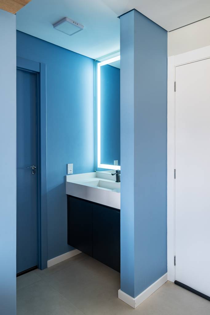 projeto-iluminacao-ressalta-azul-apartamento-34-m-duo-arquitetura-bya-ribeiro-21-banheiro-espelho-iluminado Projeto de iluminação ressalta o azul neste apartamento de 34 m². Projeto Dua Arquitetura e Bya Ribeiro. Na foto, banheiro, espelho iluminado.