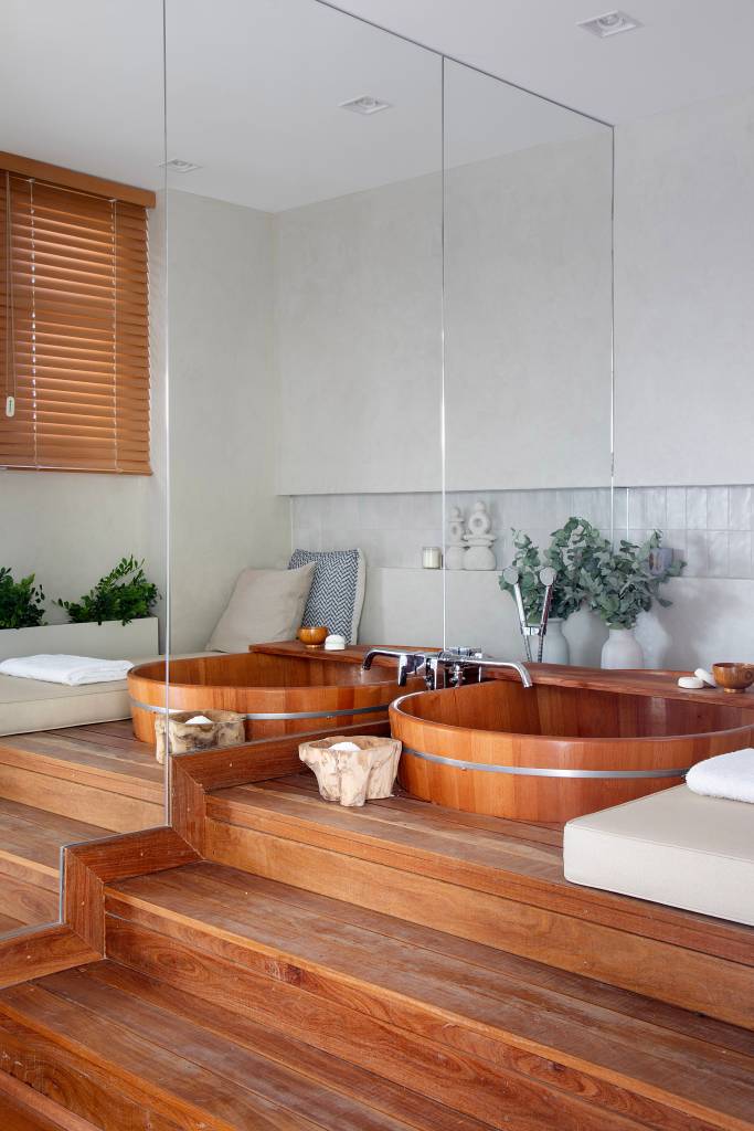 Quarto de serviço é incorporado à sala e vira SPA neste apartamento. Projeto de Travessa Arquitetura.