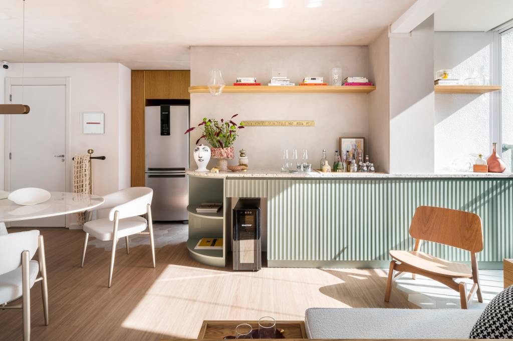 Tons rosados e verdes criam estilo moderno romântico em apê de 59 m². Projeto de Liró Arquitetura.