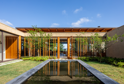 Vidro e brises de madeira conectam casa com 7 suítes com a natureza. Projeto de Gilda Meirelles Arquitetura