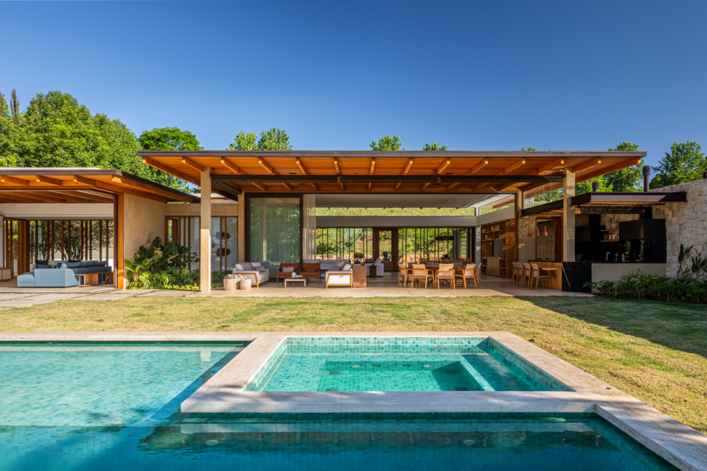 vidro-e-brises-de-madeira-conectam-casa-7-suites-com-a-natureza-gilda-meirelles-arquitetura-03 Vidro e brises de madeira conectam casa com 7 suítes com a natureza. Projeto de Gilda Meirelles Arquitetura.