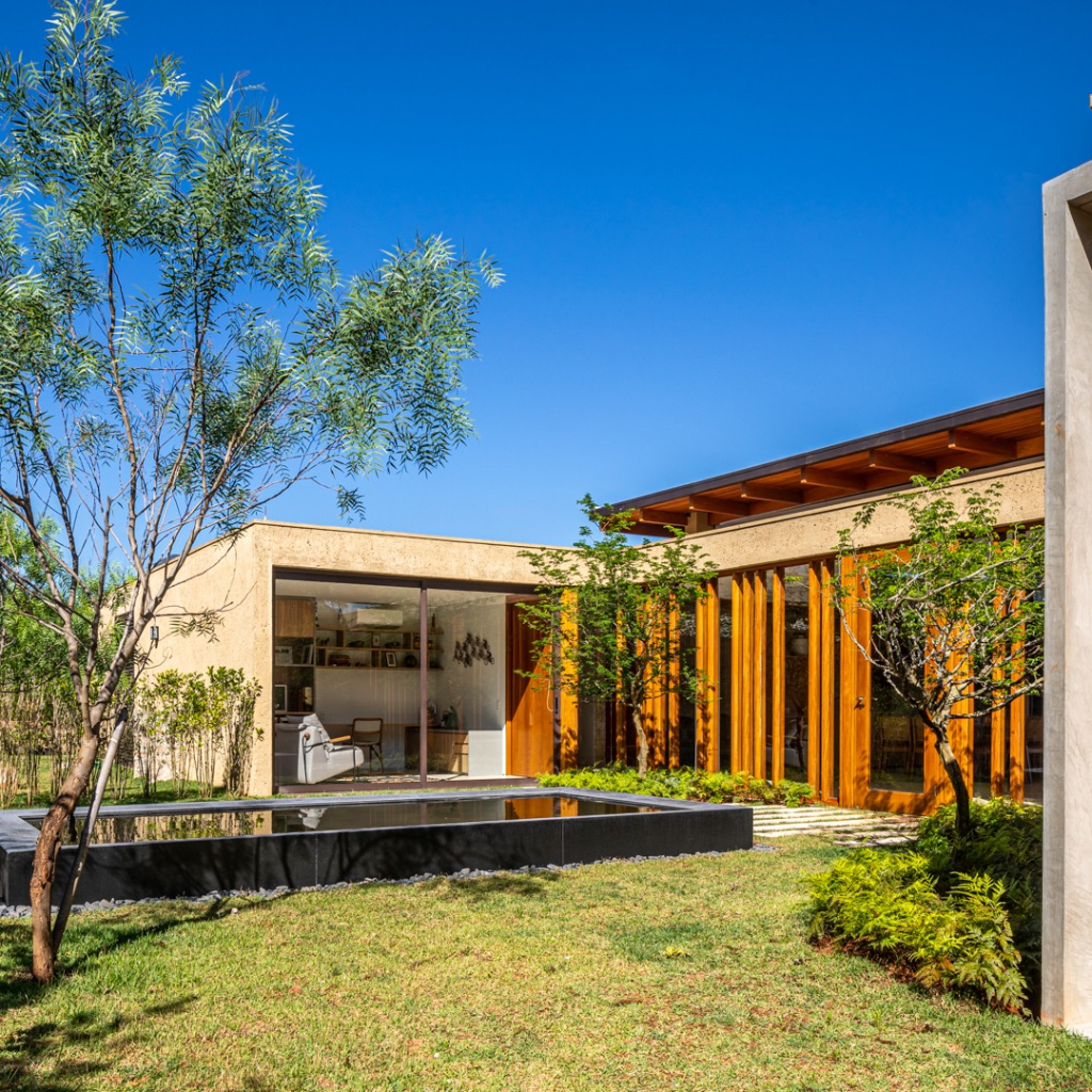 vidro-e-brises-de-madeira-conectam-casa-7-suites-com-a-natureza-gilda-meirelles-arquitetura-04 Vidro e brises de madeira conectam casa com 7 suítes com a natureza. Projeto de Gilda Meirelles Arquitetura.