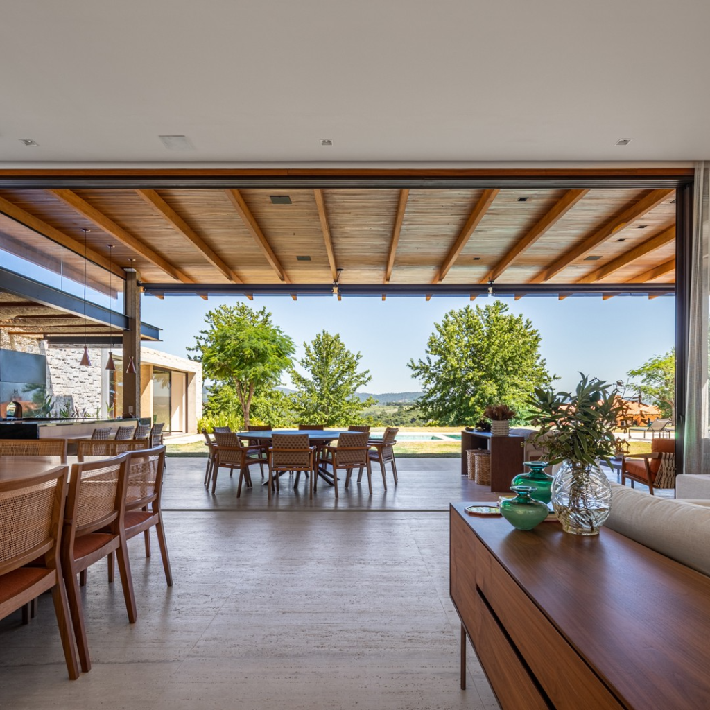 vidro-e-brises-de-madeira-conectam-casa-7-suites-com-a-natureza-gilda-meirelles-arquitetura-05 Vidro e brises de madeira conectam casa com 7 suítes com a natureza. Projeto de Gilda Meirelles Arquitetura.