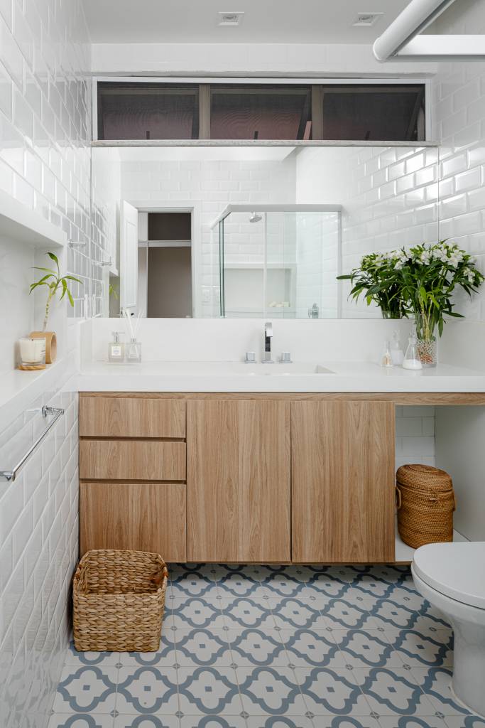 Adega embaixo da escada: confira esta casa na serra. Projeto de Rafael Mirza. Na foto, banheiro com ladrilhos estampados.