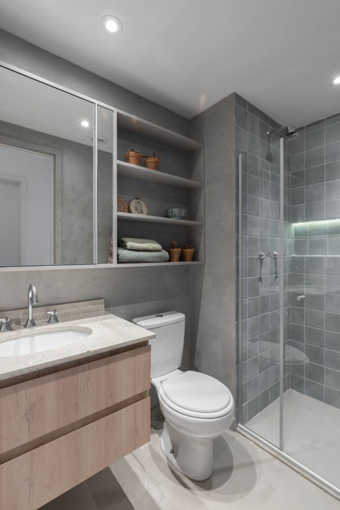 Orçamento limitado: apê recebe soluções simples que não pesam o bolso. Projeto de MSAC Arquitetura. Na foto, banheiro com tons de cinza.