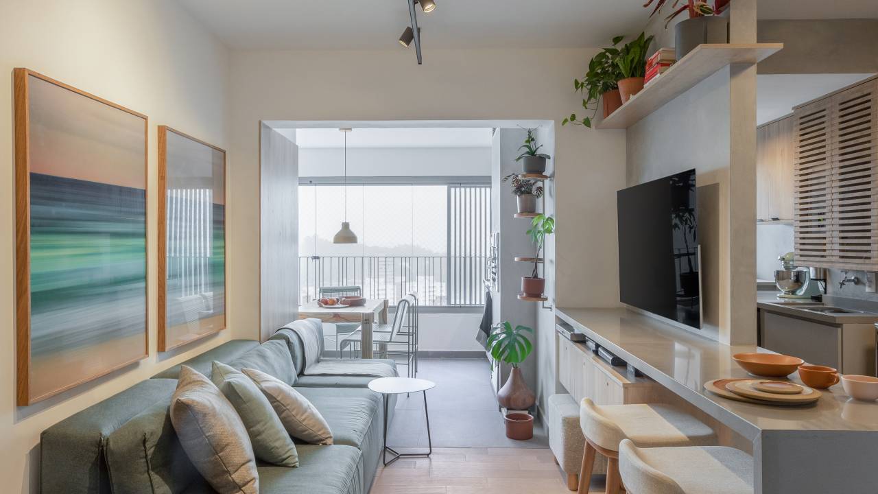 Orçamento limitado: apê recebe soluções simples que não pesam o bolso. Projeto de MSAC Arquitetura. Na foto, sala e cozinha integradas.