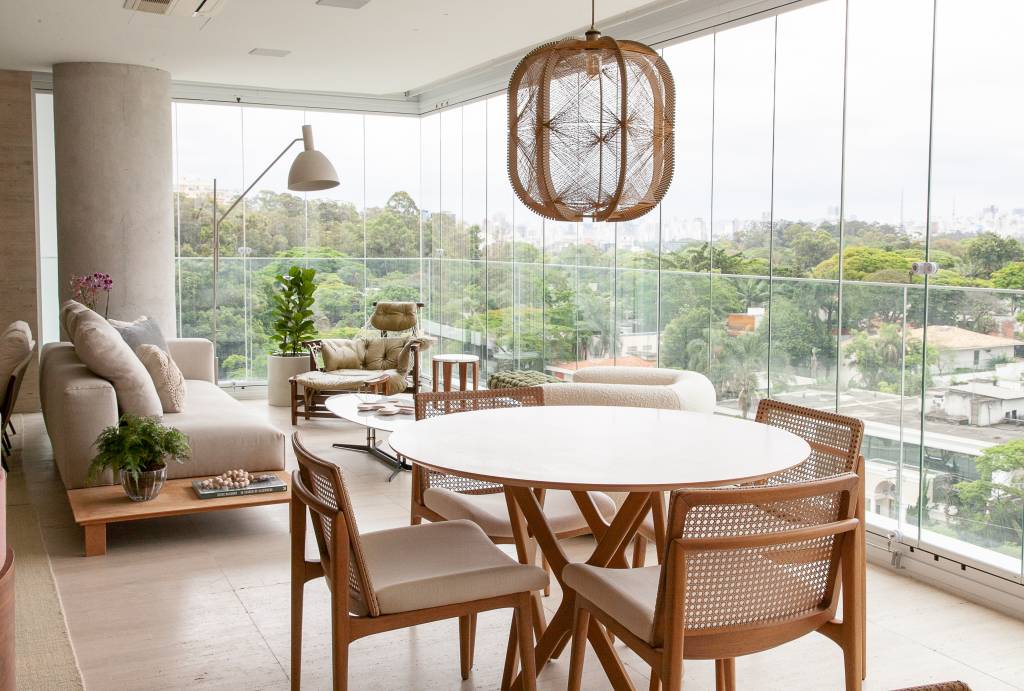apartamento-ganha-decoracao-neutra-pontos-de-cor-nos-moveis-w-arquitetura-03-varanda Apartamento ganha decoração neutra com pontos de cor nos móveis. Projeto de W.arquitetura/Studio TH.