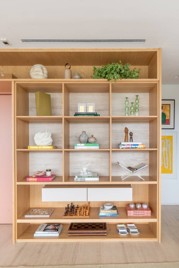 apartamento-ganha-decoracao-neutra-pontos-de-cor-nos-moveis-w-arquitetura-15-estante-nichos Apartamento ganha decoração neutra com pontos de cor nos móveis. Projeto de W.arquitetura/Studio TH.