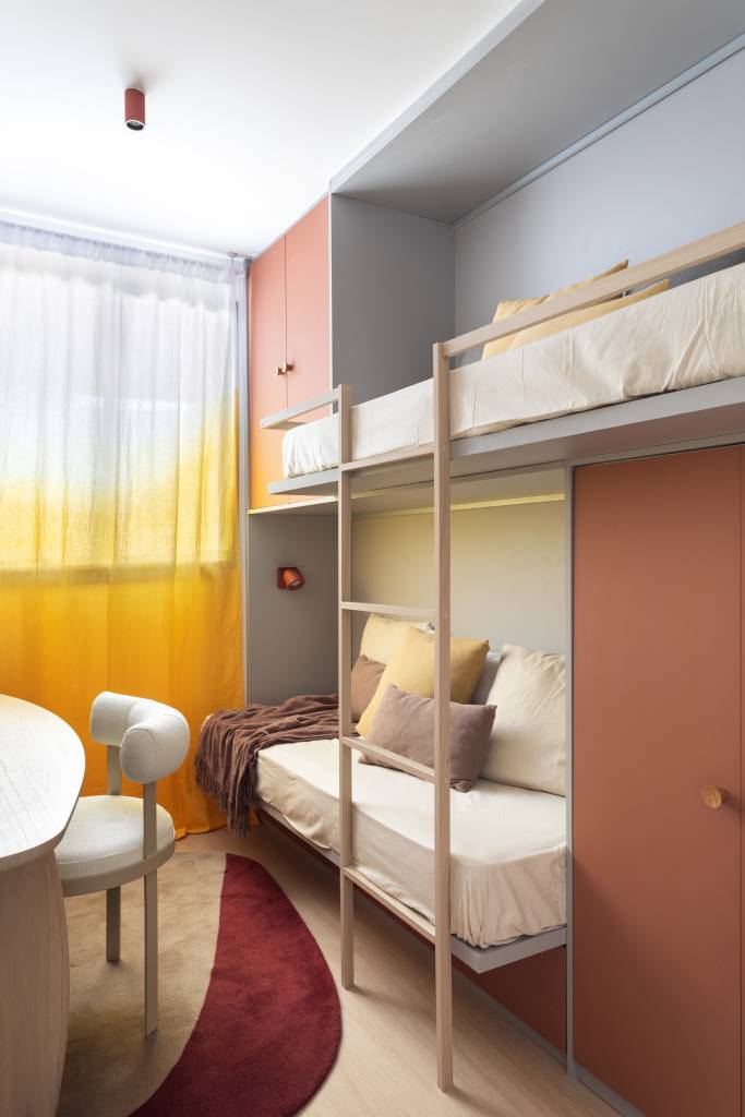 ape-compacto-de-55-m-tem-suite-e-revestimento-ceramico-sala-studio-leandro-neves-17-quarto-beliche-cortina-colorida Apê neutro e compacto de 55 m² tem uma suíte e revestimento cerâmico na sala. Projeto de Studio Leandro Neves. Na foto, quarto infantil, beliche, cortina colorida.