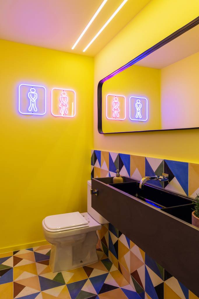 ape-divertido-ganha-area-de-pole-dance-lavabo-colorido-tt-arquitetura-10-amarelo Apê divertido ganha área de pole dance e lavabo colorido. Projeto de TT Interiores. Na foto, banheiro, neon.
