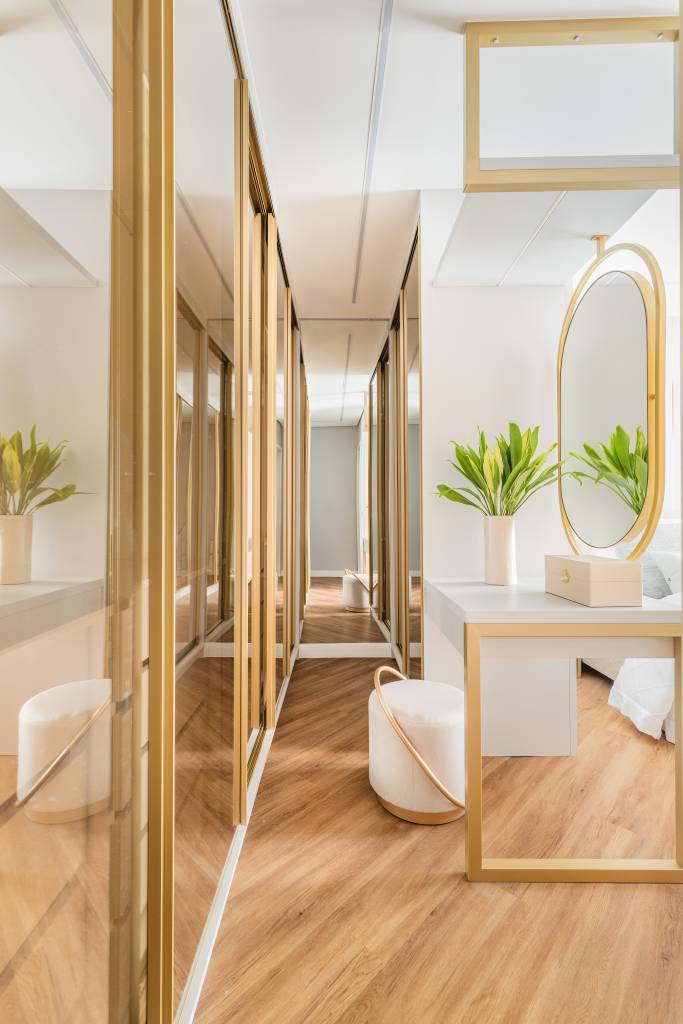 Apê ganha cristaleira, chapelaria no hall, varanda gourmet e closet com reforma. Projeto de Blaia e Moura Arquitetura.