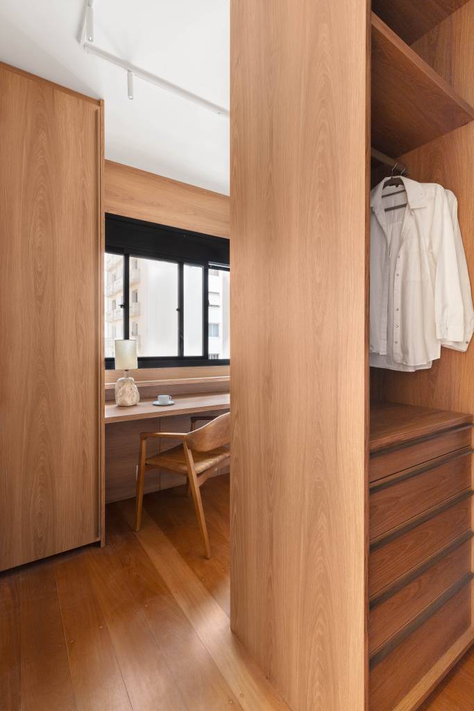 ape-tem-cozinha-ilha-de-granito-com-champanheira-mariana-monnerat-20-closet-home-office-cloffice Apê tem cozinha com ilha de granito com champanheira esculpida na própria pedra. Projeto de Mariana Monnerat.