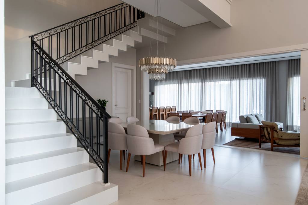 boiseries-paleta-bege-volumes-marcantes-lustre-dao-estilo-classico-ape-paiva-e-passarini-arquitetura-04-escada Boiseries, paleta bege, volumes marcantes e lustre dão estilo clássico à apê. Projeto de Paiva e Passarini. Na foto, sala de jantar, escada.