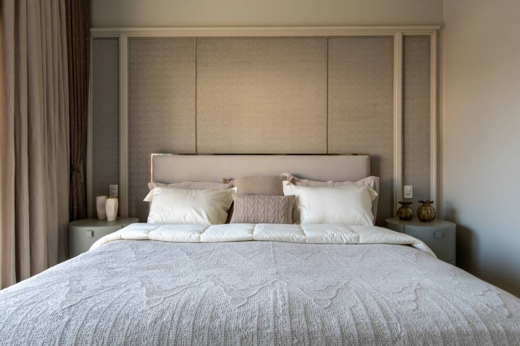 boiseries-paleta-bege-volumes-marcantes-lustre-dao-estilo-classico-ape-paiva-e-passarini-arquitetura-13-quarto Boiseries, paleta bege, volumes marcantes e lustre dão estilo clássico à apê. Projeto de Paiva e Passarini. Na foto, quarto de casal.