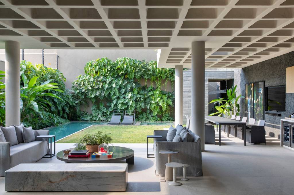 Casa de concreto armado com lajes nervuradas tem jardim suspenso no terraço